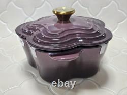 Le Creuset Cocotte Fleur Violet Fig avec bouton doré, émail noir mat, 2,1 qt