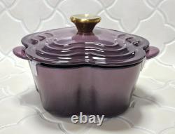 Le Creuset Cocotte Fleur Violet Fig avec bouton doré, émail noir mat, 2,1 qt