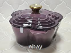 Le Creuset Cocotte Fleur Violet Fig avec bouton doré, émail noir mat, 2,1 qt