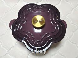 Le Creuset Cocotte Fleur Violet Fig avec bouton doré, émail noir mat, 2,1 qt