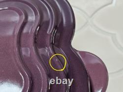 Le Creuset Cocotte Fleur Violet Fig avec bouton doré, émail noir mat, 2,1 qt