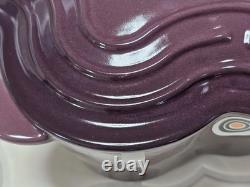 Le Creuset Cocotte Fleur Violet Fig avec bouton doré, émail noir mat, 2,1 qt