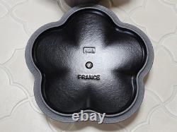 Le Creuset Cocotte Fleur Violet Fig avec bouton doré, émail noir mat, 2,1 qt