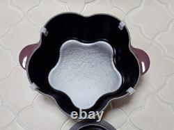 Le Creuset Cocotte Fleur Violet Fig avec bouton doré, émail noir mat, 2,1 qt Le Creuset Cocotte Fleur Violet Fig avec bouton doré, émail noir mat, 2,1 qt