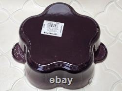 Le Creuset Cocotte Fleur Violet Fig avec bouton doré, émail noir mat, 2,1 qt