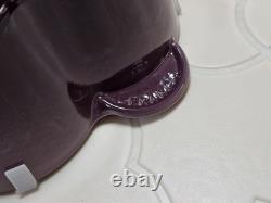 Le Creuset Cocotte Fleur Violet Fig avec bouton doré, émail noir mat, 2,1 qt Le Creuset Cocotte Fleur Violet Fig avec bouton doré, émail noir mat, 2,1 qt