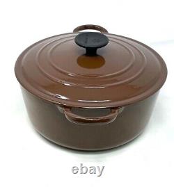 Le Creuset E Casserole en Fonte Émaillée Marron 4,5 QT avec Couvercle