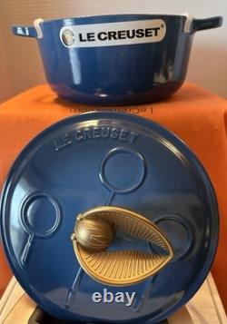 Le Creuset Harry Potter Quidditch Marseille 2,75 Qt Casserole en Fonte. Neuf dans sa boîte.