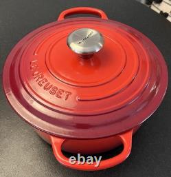 Le Creuset Signature Cocotte Ronde 5,5 qt en Fonte Couleur Rouge en Parfait État