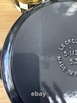Le Creuset Signature Cocotte ronde 5,5 qt Oyster avec 4 ustensiles bi-matière