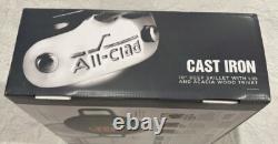 NIB Cocotte en Fonte Émaillée All-Clad avec Couvercle en Acier Inoxydable et Trivet en Bois 4Qt