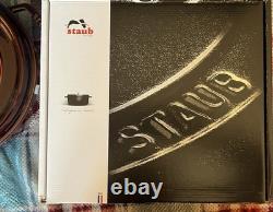 Nouvelle Cocotte Ronde Large et Peu Profonde Staub 6qt Grenadine + Bouton Cochon 1132987