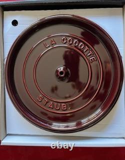 Nouvelle Cocotte Ronde Large et Peu Profonde Staub 6qt Grenadine + Bouton Cochon 1132987
