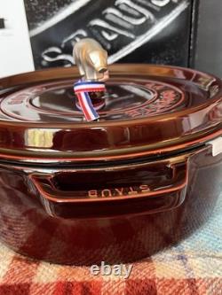 Nouvelle Cocotte Ronde Large et Peu Profonde Staub 6qt Grenadine + Bouton Cochon 1132987