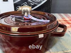 Nouvelle Cocotte Ronde Large et Peu Profonde Staub 6qt Grenadine + Bouton Cochon 1132987