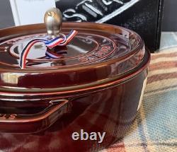 Nouvelle Cocotte Ronde Large et Peu Profonde Staub 6qt Grenadine + Bouton Cochon 1132987