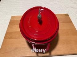 Staub Cocotte ovale en fonte de 5,75 qt, Coq Au Vin, cerise