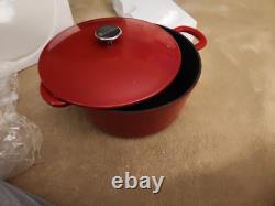 Sur La Table. 8,0 Quart. Fonte Émaillée Rouge. Léger. Faitout Avec Couvercle.