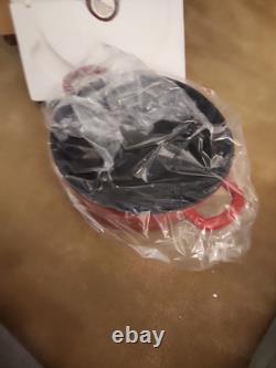 Sur La Table. 8,0 Quart. Fonte Émaillée Rouge. Léger. Faitout Avec Couvercle.