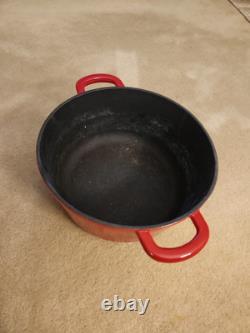 Sur La Table. 8,0 Quart. Fonte Émaillée Rouge. Léger. Faitout Avec Couvercle.