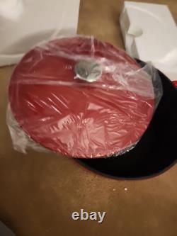 Sur La Table. 8,0 Quart. Fonte Émaillée Rouge. Léger. Faitout Avec Couvercle.
