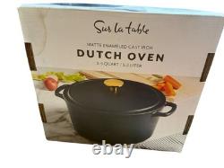 Sur La Table Cocotte en fonte émaillée mate 5,5 qt noire neuve dans sa boîte
