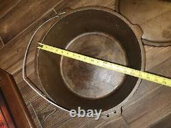 Unmarked Cast Iron 16 Huge Dutch Oven Vintage 16 XLarge Family Size HTF		<br/> Cocotte hollandaise en fonte non marquée de taille 16 vintage 16 XLarge pour famille nombreuse difficile à trouver