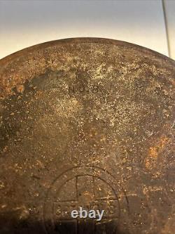 VTG Antique Griswold No 8 Petit Block Logo 2568 Dutch Oven Hinge Lid<br/> 

<br/> 
 (Note: 'VTG' stands for 'Vintage' in English)