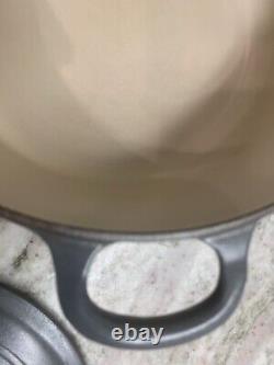 VTG Le Creuset Cocotte N°24 Grise Mat en Fonte avec Couvercle 4,5 L. LIRE R70