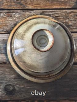 Vase en céramique artisanale vintage en grès, fait à la main, avec couvercle, signé par l'artiste.